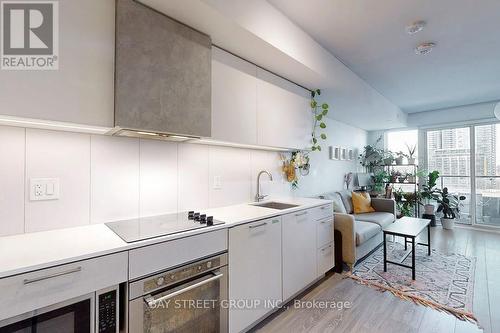 916 - 19 Western Battery Road E, Toronto, ON - Indoor Photo Showing Kitchen