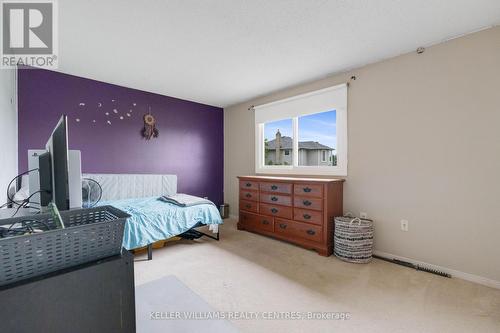 16 Gosney Crescent W, Barrie, ON - Indoor Photo Showing Bedroom