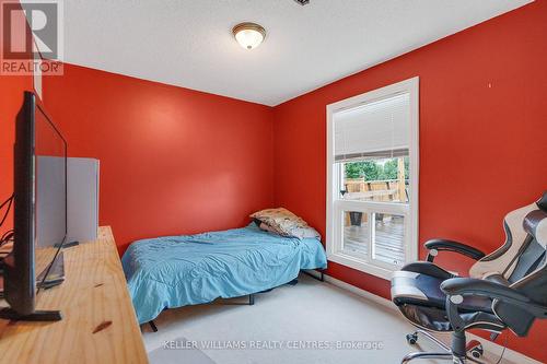 16 Gosney Crescent W, Barrie, ON - Indoor Photo Showing Bedroom