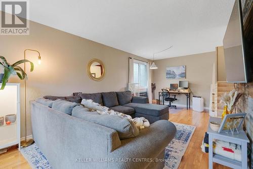 16 Gosney Crescent W, Barrie, ON - Indoor Photo Showing Living Room