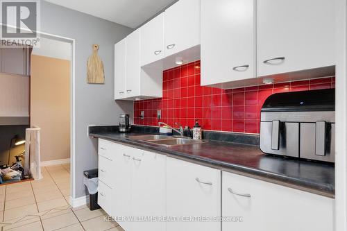 16 Gosney Crescent W, Barrie, ON - Indoor Photo Showing Kitchen With Double Sink