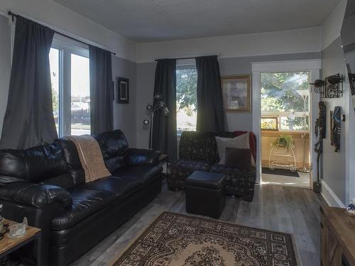 1009 Frederica Street W, Thunder Bay, ON - Indoor Photo Showing Living Room