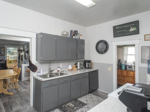 1009 Frederica Street W, Thunder Bay, ON - Indoor Photo Showing Kitchen With Double Sink