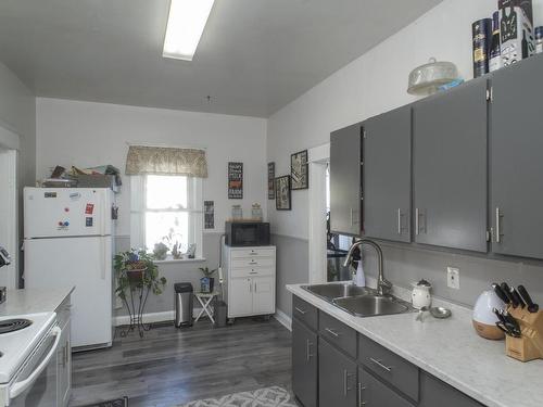 1009 Frederica Street W, Thunder Bay, ON - Indoor Photo Showing Kitchen With Double Sink