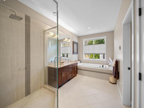 9-1900 Irongate Place, Kamloops, BC - Indoor Photo Showing Bathroom