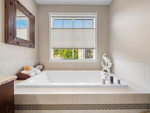 9-1900 Irongate Place, Kamloops, BC - Indoor Photo Showing Bathroom