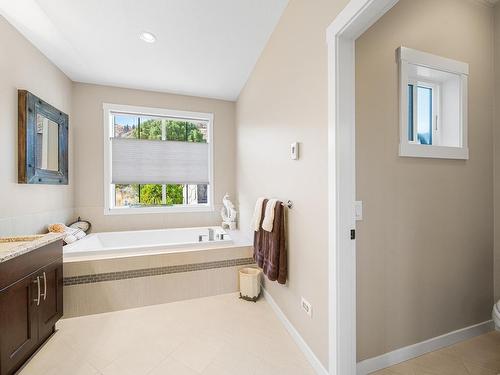 9-1900 Irongate Place, Kamloops, BC - Indoor Photo Showing Bathroom