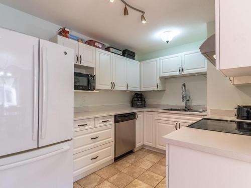 23-2714 Tranquille Rd, Kamloops, BC - Indoor Photo Showing Kitchen With Double Sink