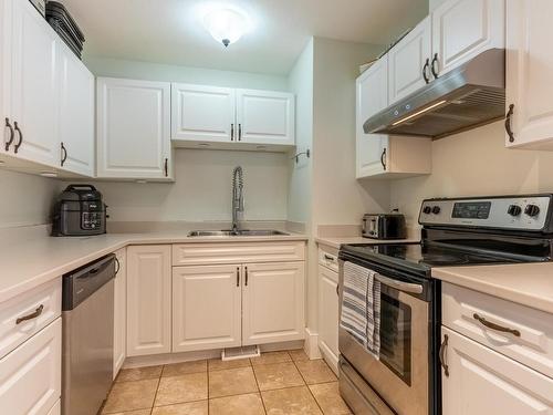 23-2714 Tranquille Rd, Kamloops, BC - Indoor Photo Showing Kitchen With Double Sink