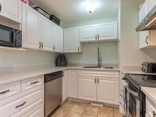 23-2714 Tranquille Rd, Kamloops, BC - Indoor Photo Showing Kitchen With Double Sink