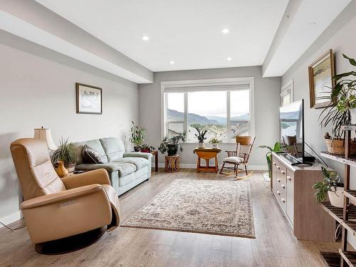 113-8800 Dallas Drive, Kamloops, BC - Indoor Photo Showing Living Room