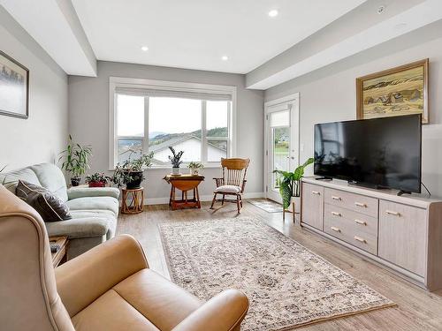 113-8800 Dallas Drive, Kamloops, BC - Indoor Photo Showing Living Room