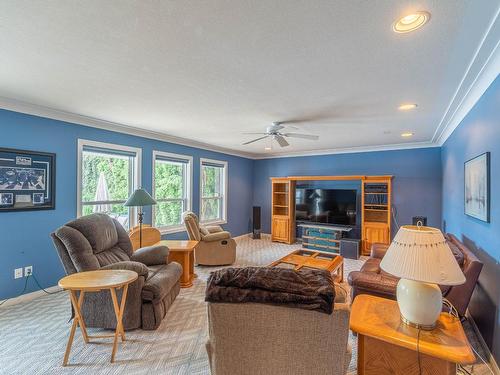 1955 Parkcrest Ave, Kamloops, BC - Indoor Photo Showing Living Room