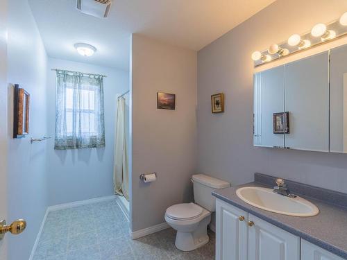 1955 Parkcrest Ave, Kamloops, BC - Indoor Photo Showing Bathroom