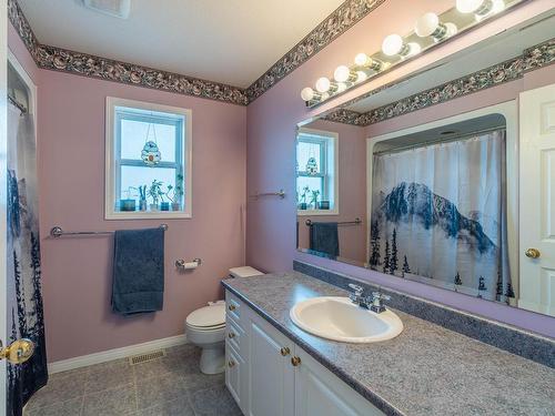 1955 Parkcrest Ave, Kamloops, BC - Indoor Photo Showing Bathroom