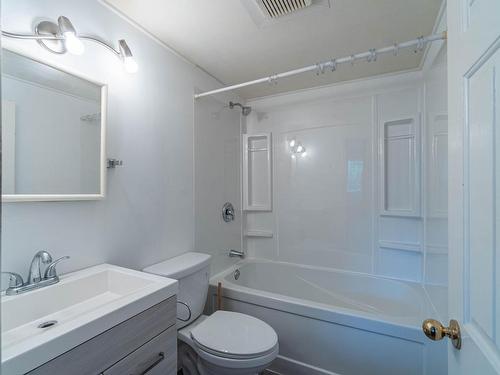 1955 Parkcrest Ave, Kamloops, BC - Indoor Photo Showing Bathroom