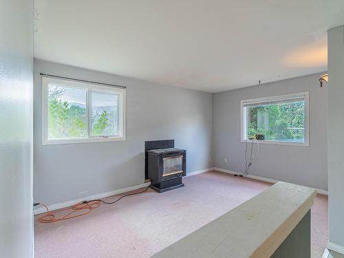 1955 Parkcrest Ave, Kamloops, BC - Indoor With Fireplace