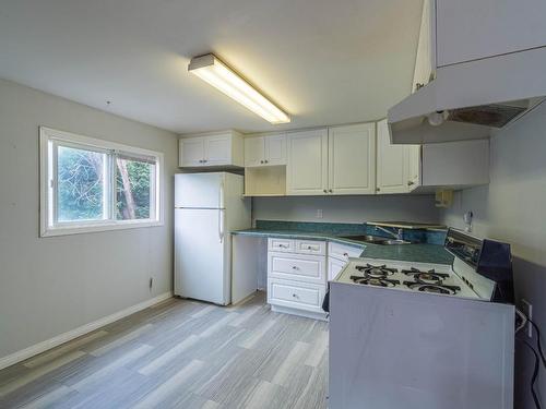 1955 Parkcrest Ave, Kamloops, BC - Indoor Photo Showing Kitchen With Double Sink