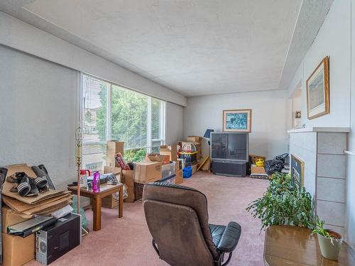 1955 Parkcrest Ave, Kamloops, BC - Indoor Photo Showing Living Room