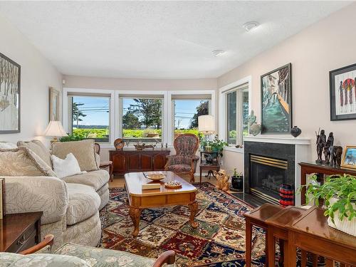 101-700 Island Hwy South, Campbell River, BC - Indoor Photo Showing Living Room With Fireplace