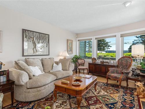 101-700 Island Hwy South, Campbell River, BC - Indoor Photo Showing Living Room