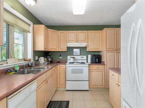 101-700 Island Hwy South, Campbell River, BC - Indoor Photo Showing Kitchen With Double Sink