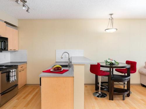 302-1030 Yates St, Victoria, BC - Indoor Photo Showing Kitchen