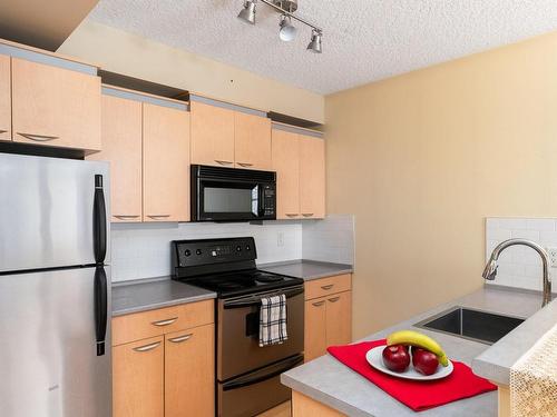 302-1030 Yates St, Victoria, BC - Indoor Photo Showing Kitchen