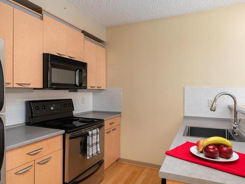 302-1030 Yates St, Victoria, BC - Indoor Photo Showing Kitchen