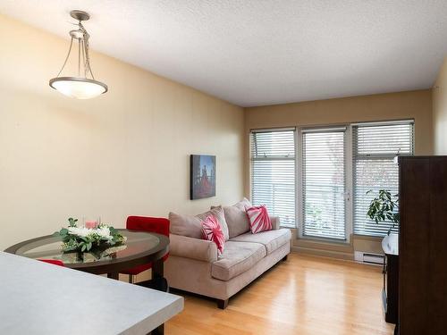 302-1030 Yates St, Victoria, BC - Indoor Photo Showing Living Room