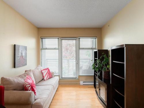 302-1030 Yates St, Victoria, BC - Indoor Photo Showing Living Room