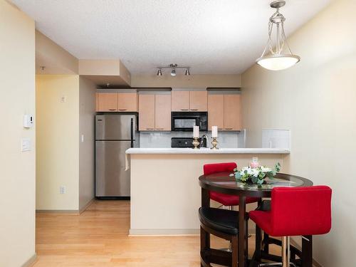 302-1030 Yates St, Victoria, BC - Indoor Photo Showing Kitchen