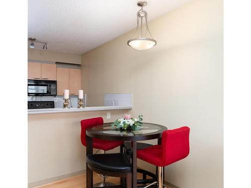 302-1030 Yates St, Victoria, BC - Indoor Photo Showing Dining Room