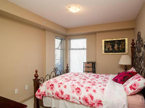 302-1030 Yates St, Victoria, BC - Indoor Photo Showing Bedroom