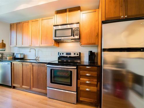 320-99 Chapel St, Nanaimo, BC - Indoor Photo Showing Kitchen With Stainless Steel Kitchen