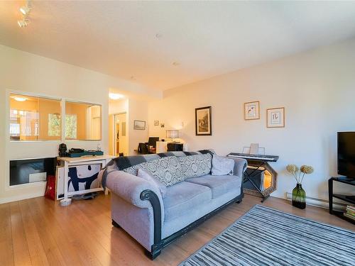 320-99 Chapel St, Nanaimo, BC - Indoor Photo Showing Living Room