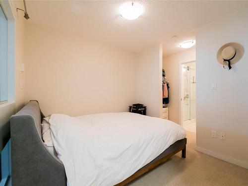 320-99 Chapel St, Nanaimo, BC - Indoor Photo Showing Bedroom