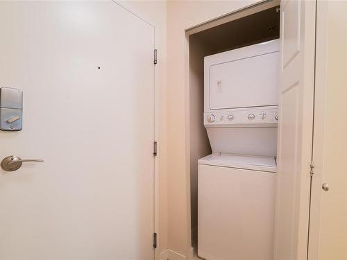 320-99 Chapel St, Nanaimo, BC - Indoor Photo Showing Laundry Room