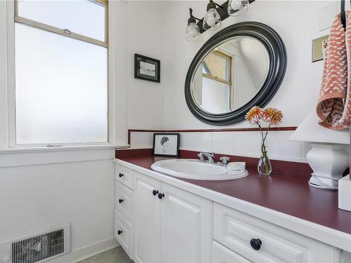 2217/2219 Vancouver St, Victoria, BC - Indoor Photo Showing Bathroom