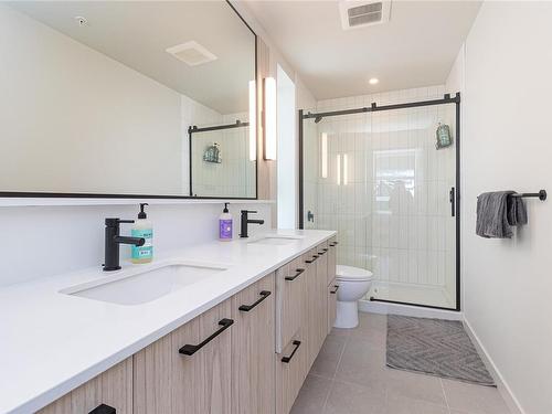 210-958 Pharoah Mews, Langford, BC - Indoor Photo Showing Bathroom