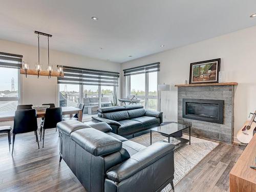 Vue d'ensemble - 403-130 Av. De La Belle-Dame, La Prairie, QC - Indoor Photo Showing Living Room With Fireplace