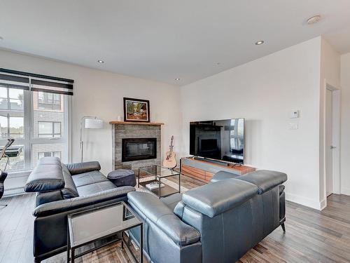 Salon - 403-130 Av. De La Belle-Dame, La Prairie, QC - Indoor Photo Showing Living Room With Fireplace