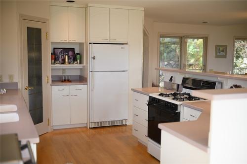 307 Sandpiper Court, Kelowna, BC - Indoor Photo Showing Kitchen