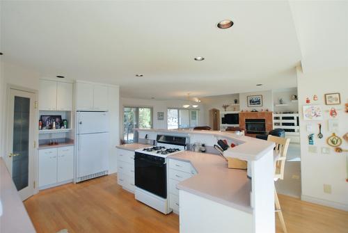 307 Sandpiper Court, Kelowna, BC - Indoor Photo Showing Kitchen