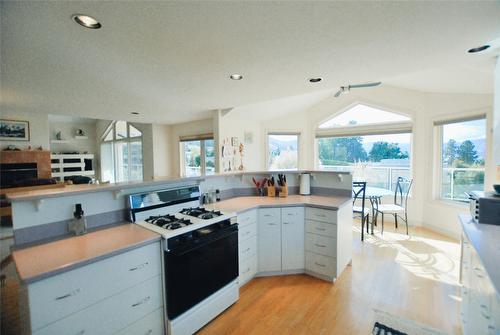 307 Sandpiper Court, Kelowna, BC - Indoor Photo Showing Kitchen