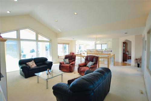 307 Sandpiper Court, Kelowna, BC - Indoor Photo Showing Living Room