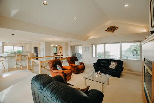 307 Sandpiper Court, Kelowna, BC - Indoor Photo Showing Living Room