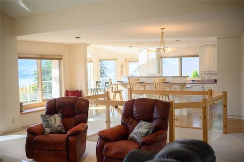 307 Sandpiper Court, Kelowna, BC - Indoor Photo Showing Living Room