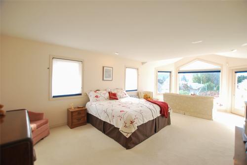 307 Sandpiper Court, Kelowna, BC - Indoor Photo Showing Bedroom