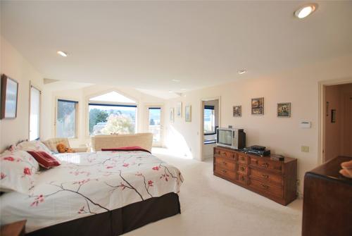 307 Sandpiper Court, Kelowna, BC - Indoor Photo Showing Bedroom